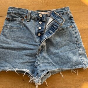 Levi’s premium rib cage jean shorts size 27
